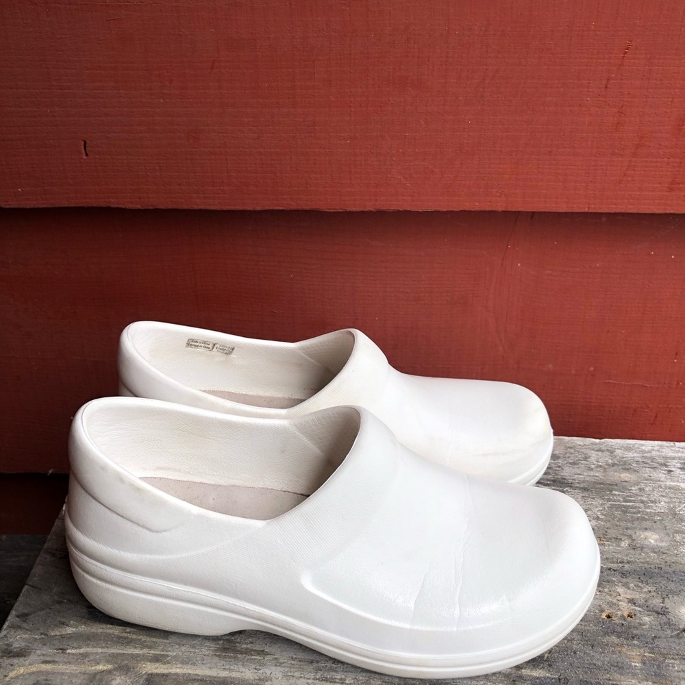 Crocs Neria Pro II Women’s White Slip On Clogs Dual Nursing Shoes Size 5